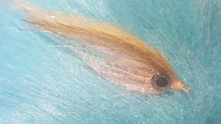 Tying-Whitocks-Sheep-Minnow-With-Martyn-White-bass-fly