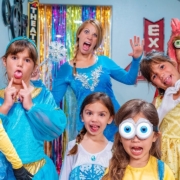 Frozen-Elsa-Gives-Kate-Lilly-a-Magic-Fashion-Show-with-a-Dance-Party